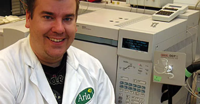 Christian Eriksson bedömer aromer på Arla Foods utvecklingsavdelning.
