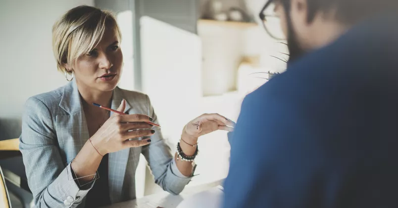 Kvinna och man under arbetsintervju.