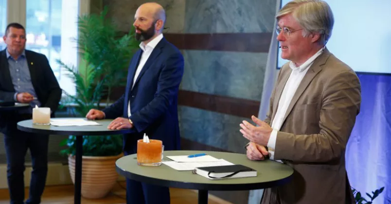 Martin Wästfelt, Unionens förhandlingschef, talar på en presskonferens.