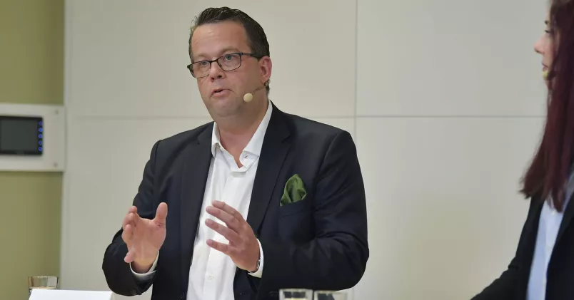Martin Linder under en presskonferens.