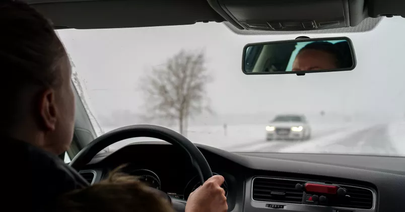 Milersättningen Kvinna kör bil på vintern.