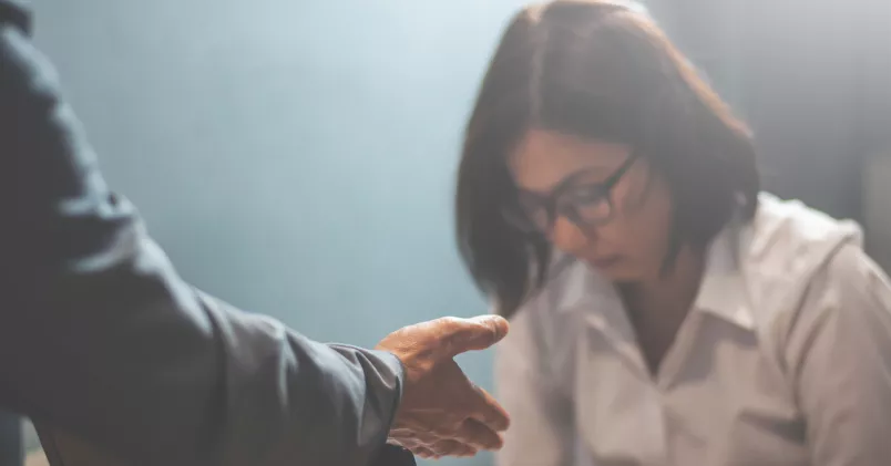 Man skäller på kvinna på kontor.