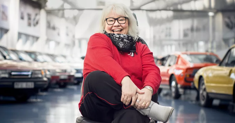 Anette Hellgren. Anette Hellgren sittandes i en bilstol på Saab car museum.
