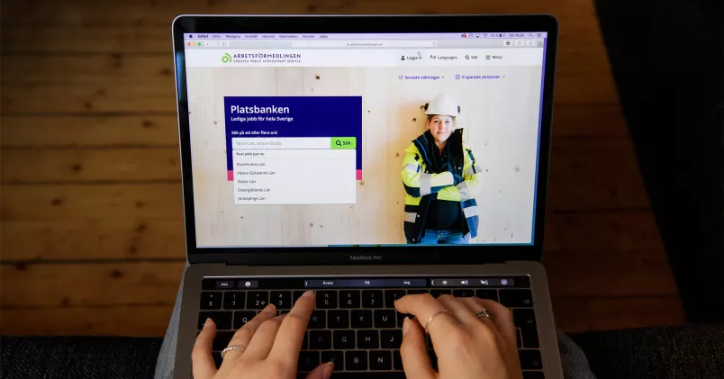 Arbetsmarknaden för tjänstemän är stark just nu, med få inskrivna på TRR och många lediga jobb. Person söker jobb på Arbetsförmedlingens hemsida.