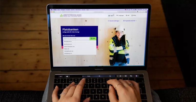 Person söker jobb på Arbetsförmedlingens hemsida.