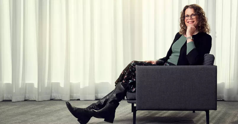 Johanna Gustafsson sitter i en fåtölj. 
