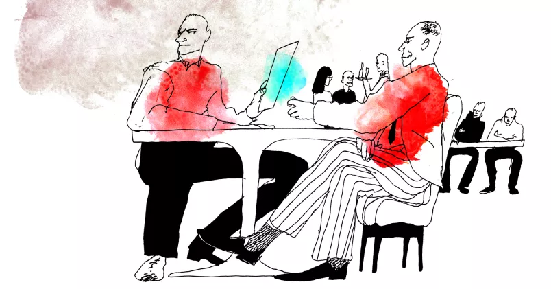 Två spioner sitter vid ett bord på en restaurang.