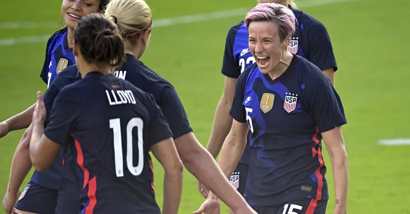 Megan Rapinoe skriker av glädje och går mot sina lagkamrater.