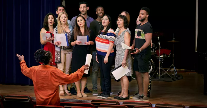 Körledare framför en sjungande kör.