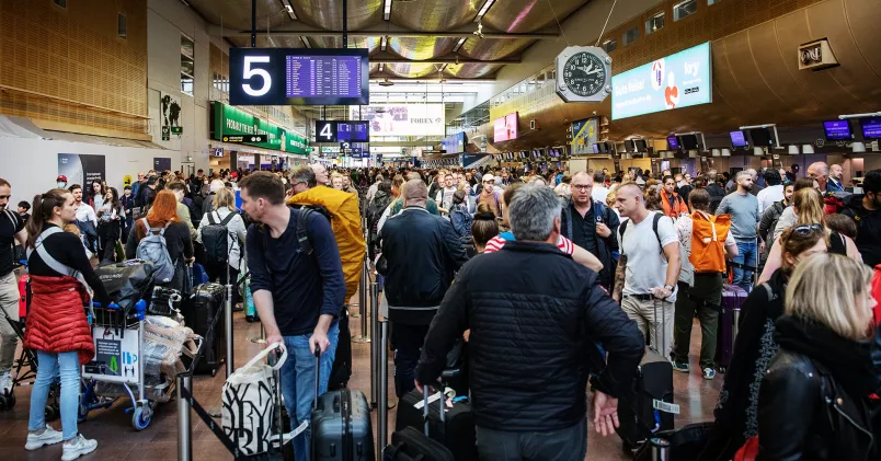 Personer köar på Arlanda.