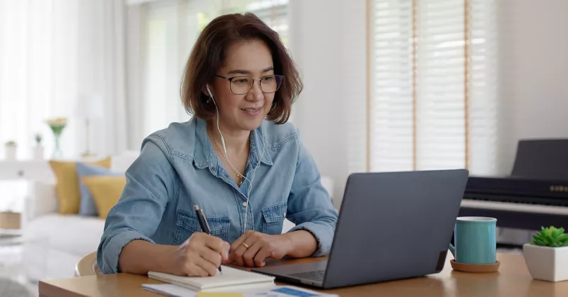 Kvinna sitter framför datorn.