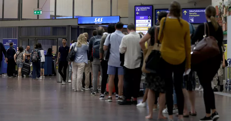 Människor köar på Arlanda.