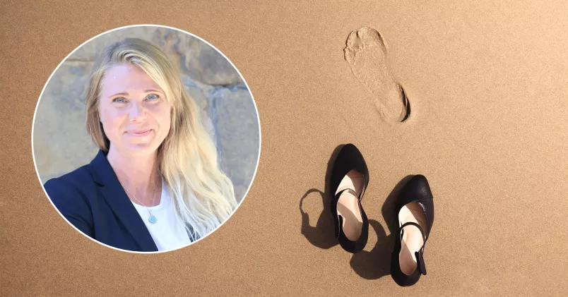 Ann-Louise Dunklint till höger, till vänster skor i sand