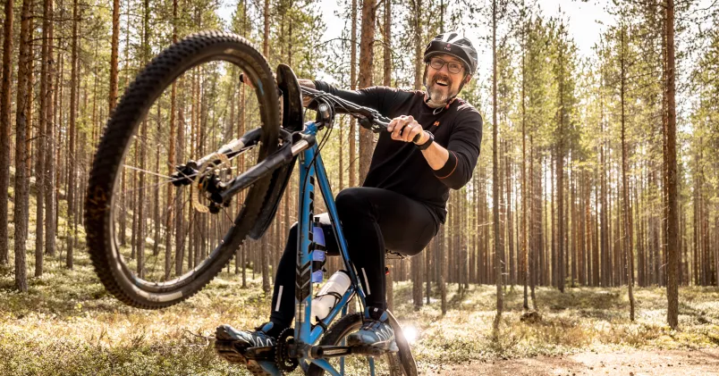 Anders Lindberg på en mountainbike.