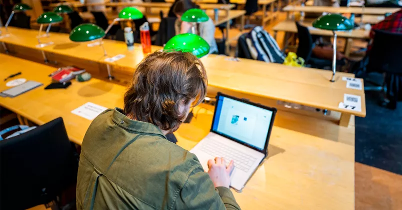 Plugga med lön? Åtta av tio svenskar har aldrig hört talas om det nya studiestödet enligt en undersökning Man sitter i läsesal och studerar.