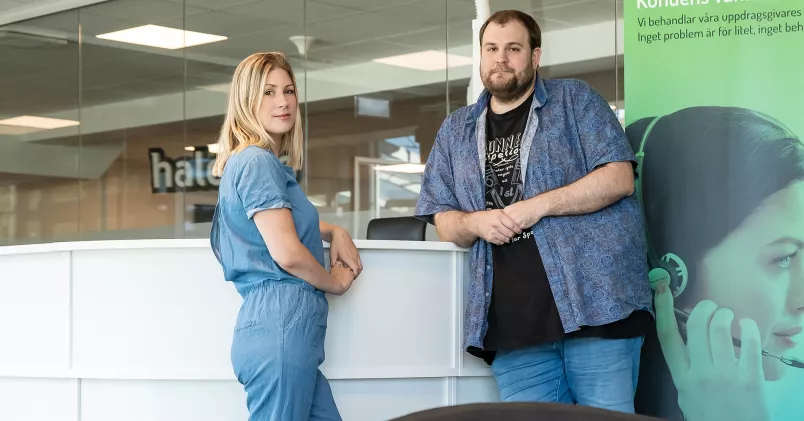 Facket på Releasy. Linnea Fältström och Johan Skarp stående på Releasys kontor.