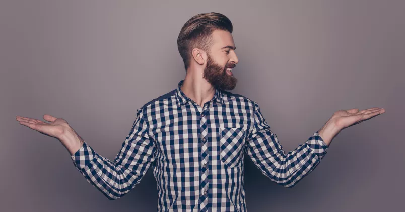 Glad man väljer håller upp händerna och väljer mellan två alternativ.