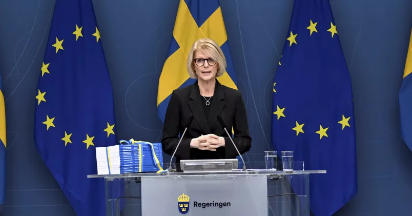 Höstbudget 2022. Elisabeth Svantesson under presskonferens med budgeten framför sig på podium.
