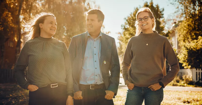 Maria Öqvist, Fredrik Johansson och Ellen Jingskog stående utomhus.