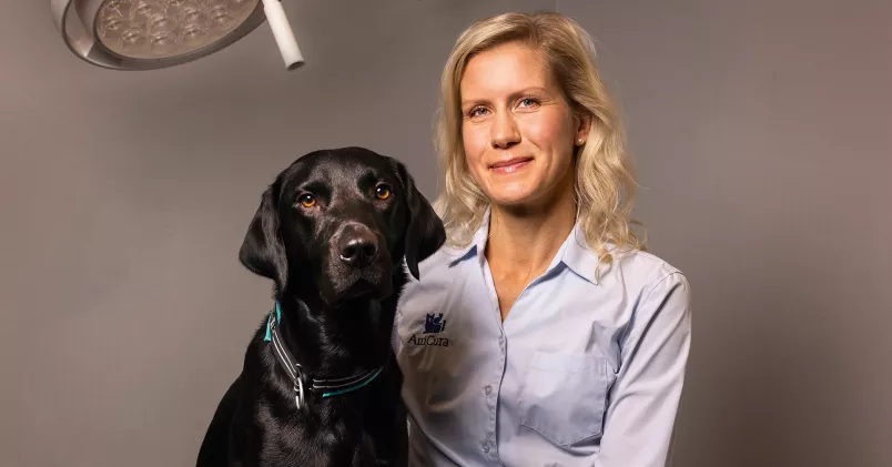 Hunden Nixon och Johanna Schultz.