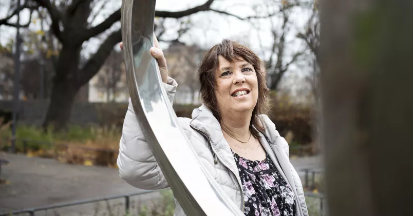 Marie Strandberg står utomhus.