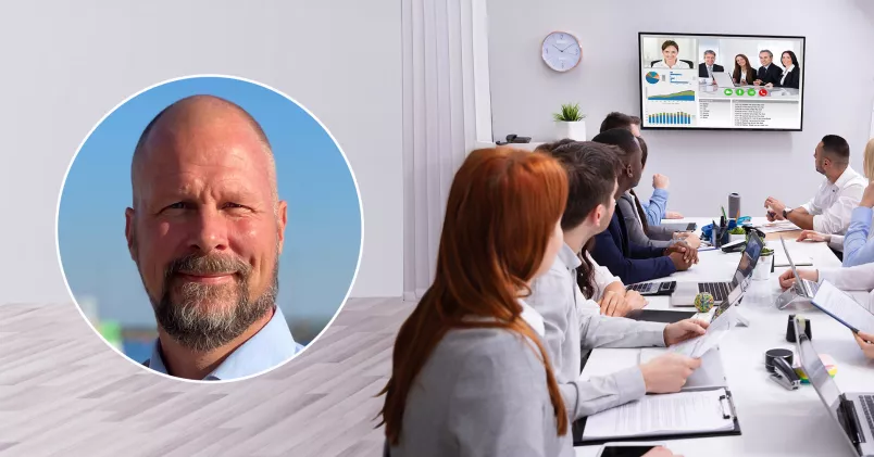 Eduard von Busch till vänster Eduard von Busch, till höger anställda som tittar på en skärm på väggen