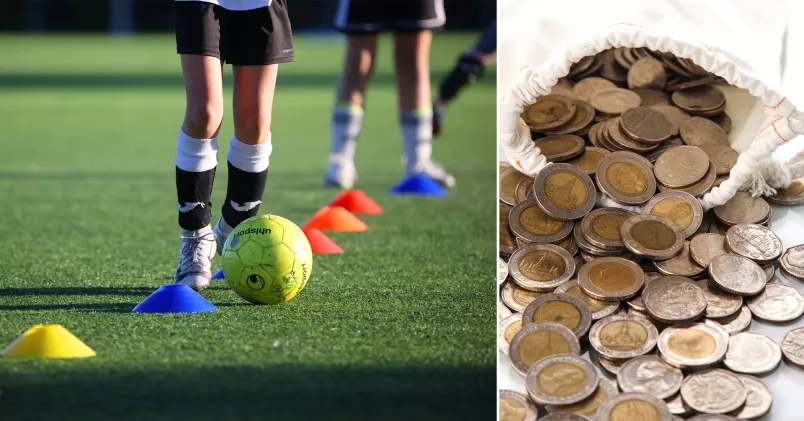 Till vänster barn som tränar fotboll på en gräsplan. Till höger en säck med mynt. 
