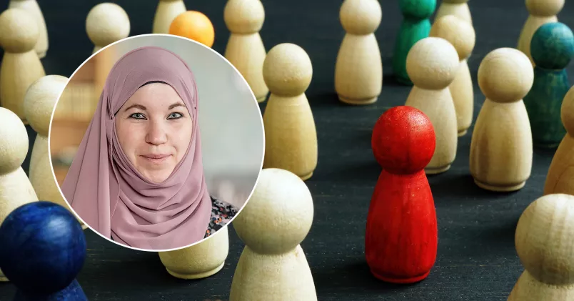 Till vänster Anna Waara, till höger olika spälpjäser