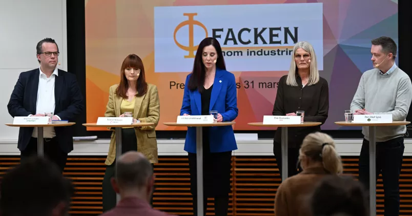 Presskonferens med representanterna för facken inom industrin. 