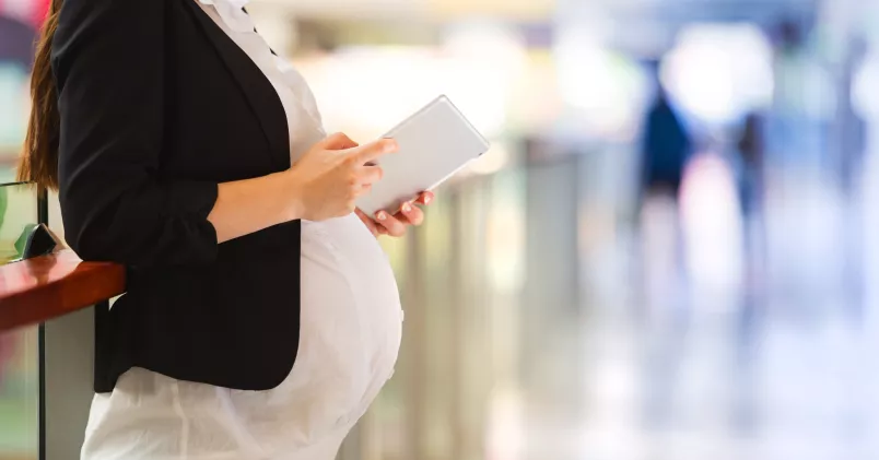 Gravid kvinna läser papper Gravid kvinna läser papper