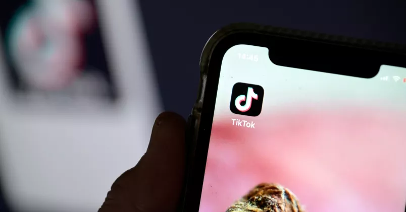 Bild på mobiltelefon med appen TikTok. 