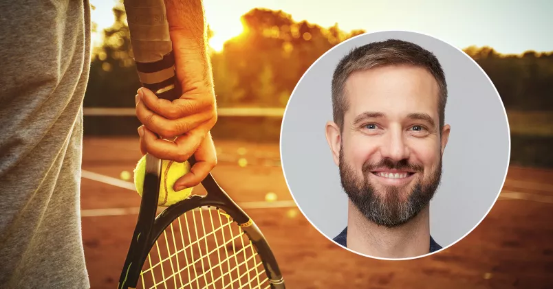 till vänster ett tennisracket, till höger Dennis Hedenskog