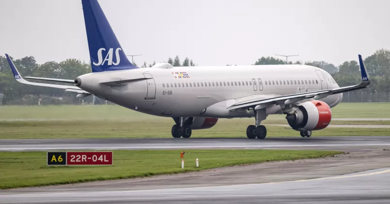 SAS-flygplan på landningsbana