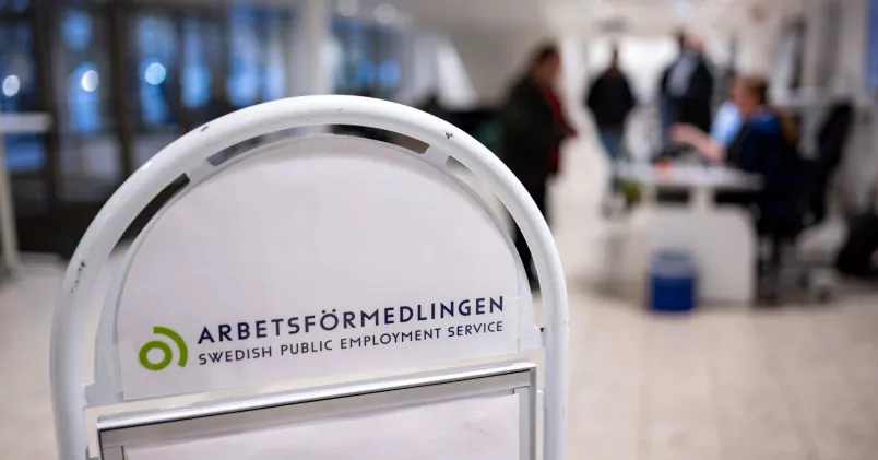 Vikbar skylt från Arbetsförmedlingen på ett kontorsgolv.