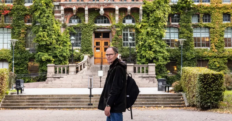 Tidigare Teamchefen Michael Andersson utanför en skola. 