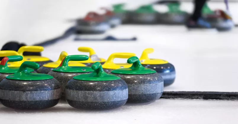 Curlingklot på en nyspolad is. 