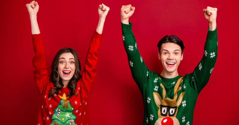 Två personer som har jultröjor på sig