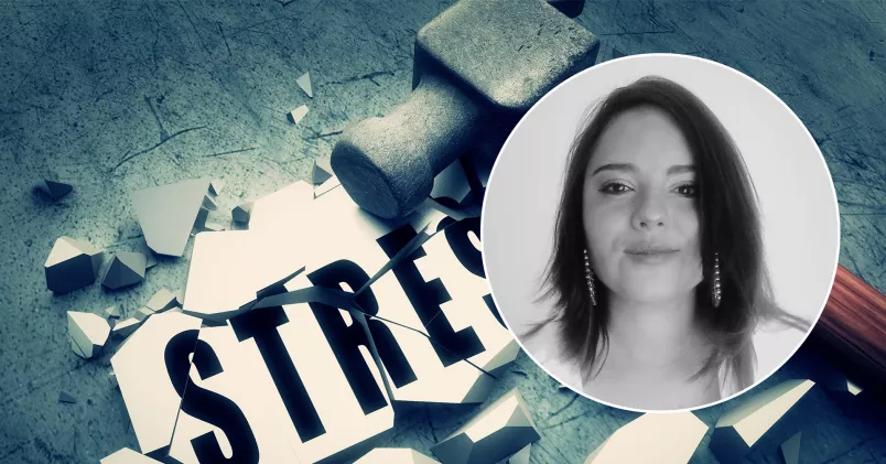 Weisly Perez en skylt som är sprucken med namnet stress