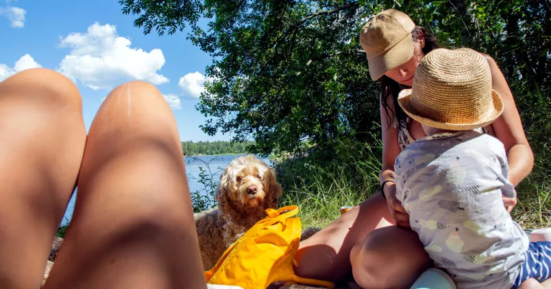 Många önskar mer flexibilitet kring när de tar ut sin semester för att bättre kunna kombinera arbete och fritid. Barnfamilj på strand.