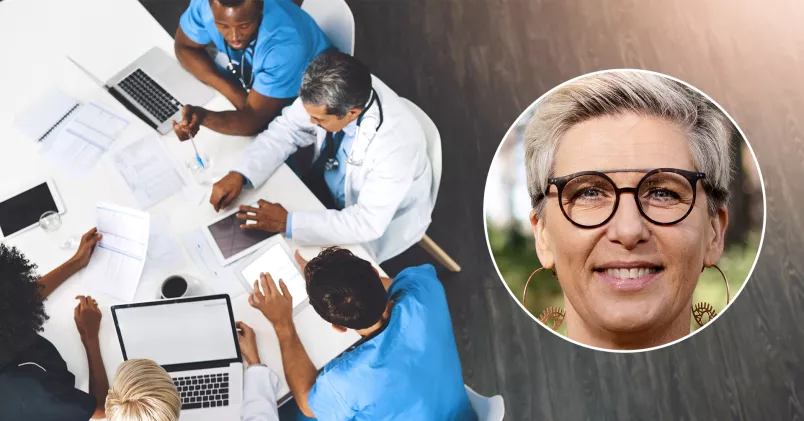 Tina Persson en grupp människor sitter runt ett bord