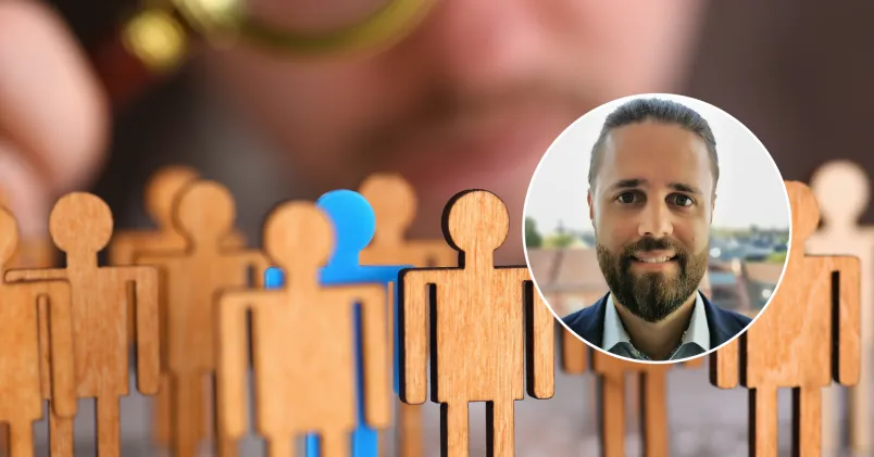 Små trägubbar står i grupp