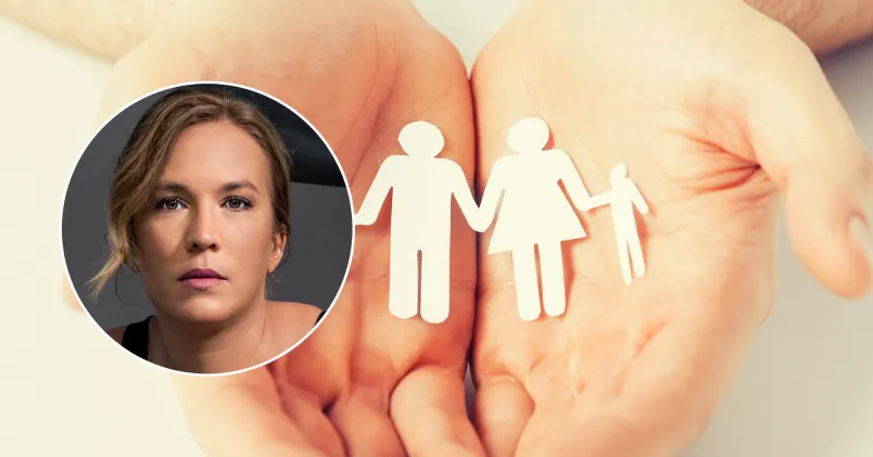 pappersfigurer som föreställer en man, kvinna och barn