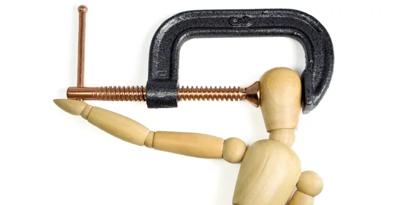 en dock med ett skruvstäd runt huvudet