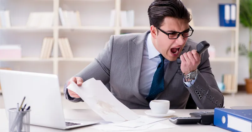 Man skriker i telefonen