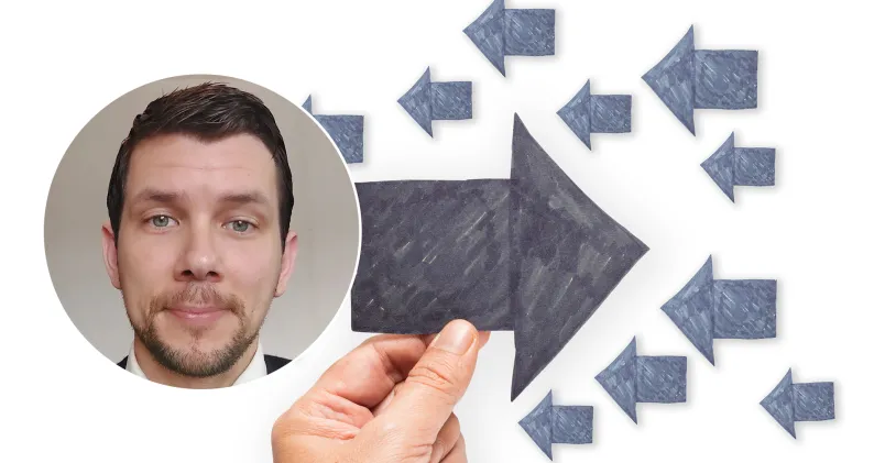 många pilar som pekar åt ett håll, en pil som pekar motsatt riktning