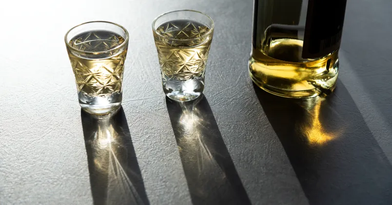 två glas med alkohol på ett bord