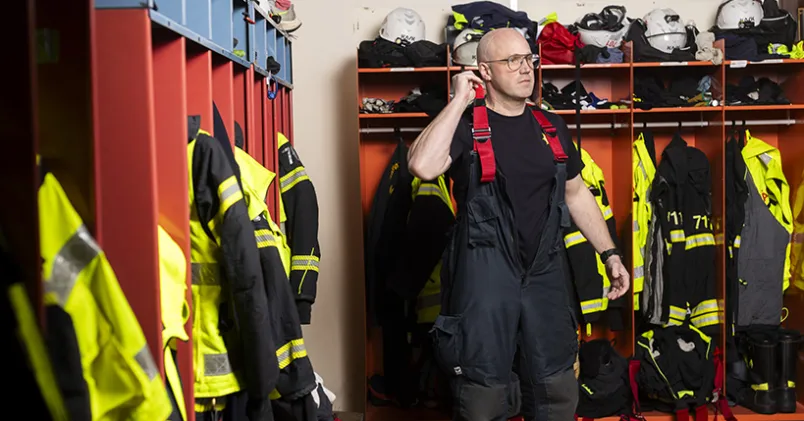Anders Liss, deltidsbrandman. Deltidsbrandman i omklädningsrum