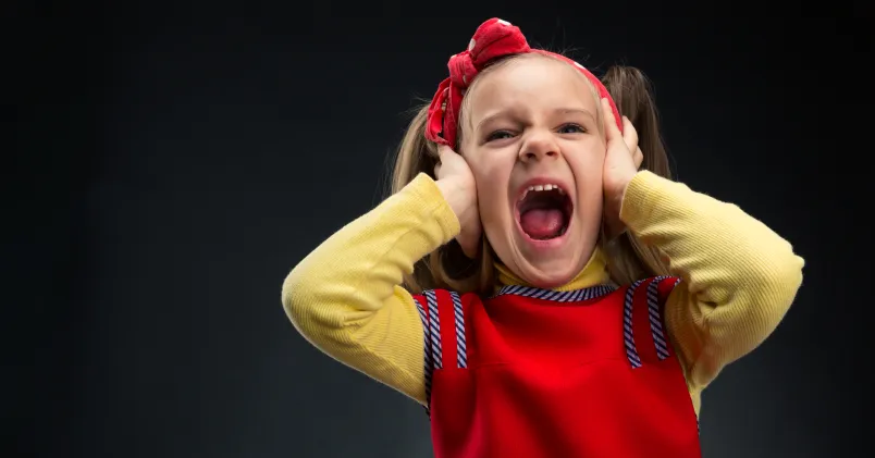 Liten flicka skriker