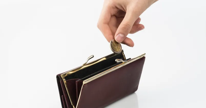 En plånbok med en handovanför