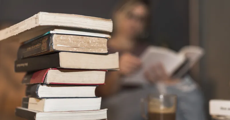 Böcker staplade på varandra